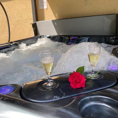 Gite Des Combes Blanches Avec Piscine Et Jacuzzi Frayssinet-le-Gélat Exterior foto